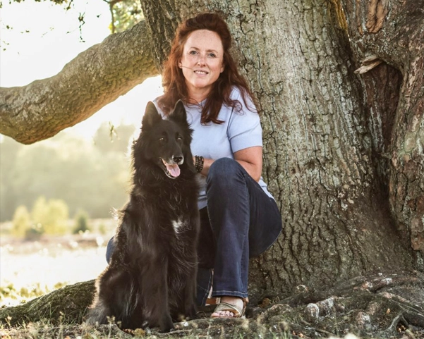 Twanneke Hertsenberg gedragstherapeut hond - hondengedragstherapeut. Twanneke met Groenendaeler bij boom